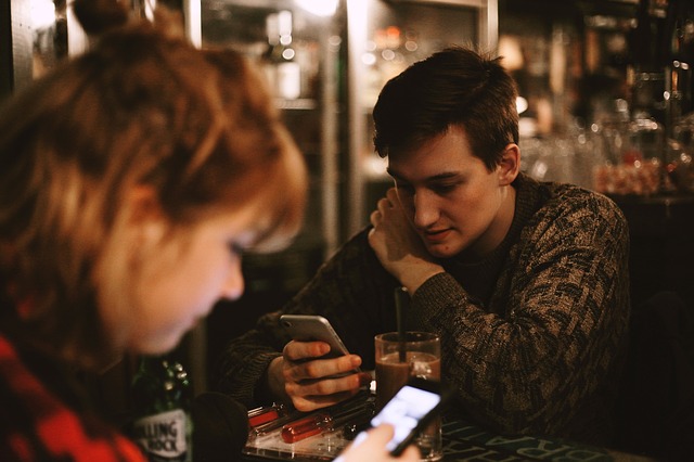 Tényleg ennyire függnek a mobiltól a fiatalok?